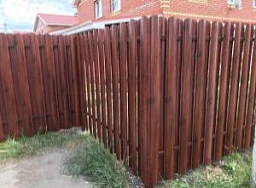 Металлический забор из штакетника шахматка под дерево для 10 соток